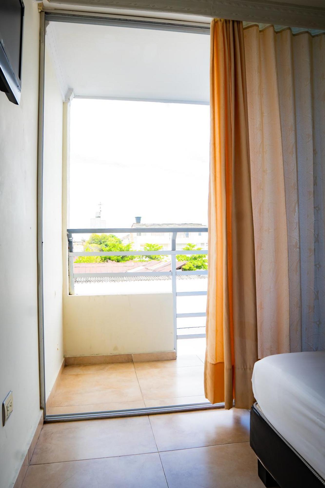 Kalina Hotel Хирардот Екстериор снимка