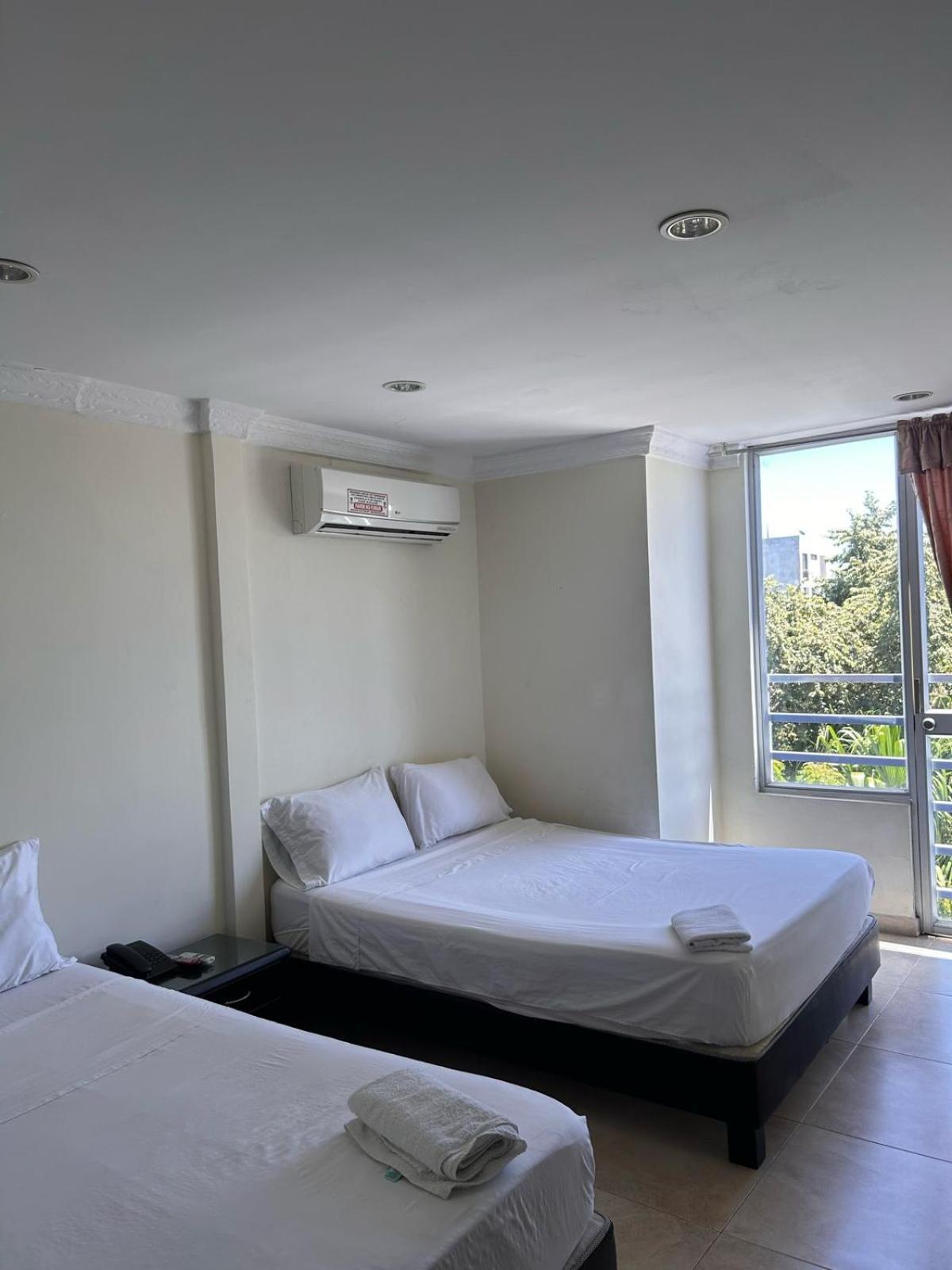 Kalina Hotel Хирардот Екстериор снимка